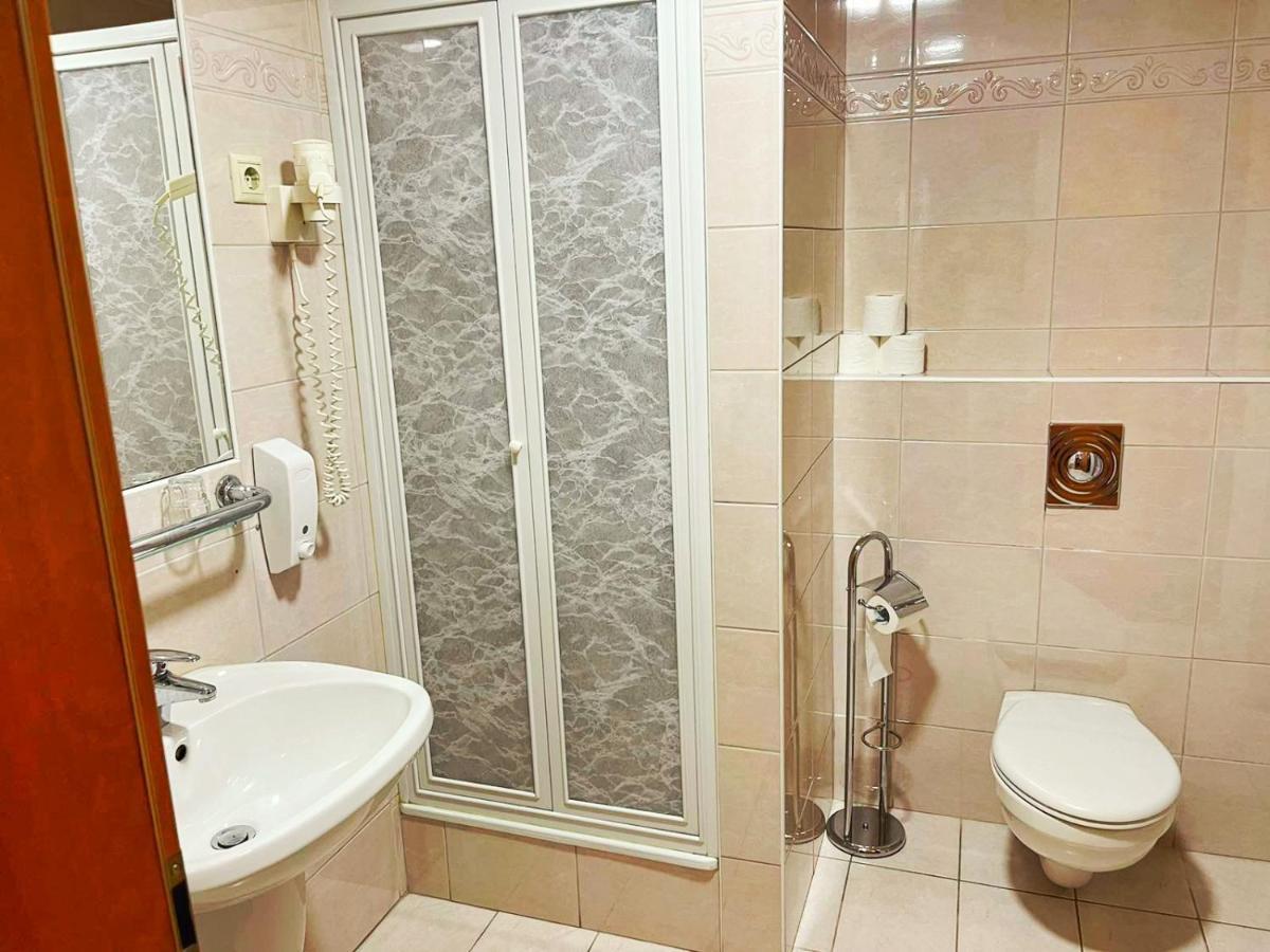 Hotel Alkotmany Vendeghaz Sárvár Exterior foto